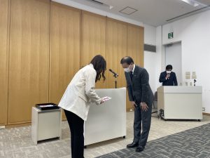 藤井季穂の贈呈の写真
